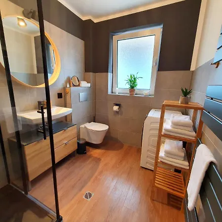 Gemuetliche Erdgeschoss-wohnung Mit Sonnenterrasse, 2x Smart Tv, Wlan Und Parkplatz