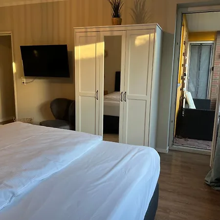 Gemuetliche Erdgeschoss-wohnung Mit Sonnenterrasse, 2x Smart Tv, Wlan Und Parkplatz Oldenburg