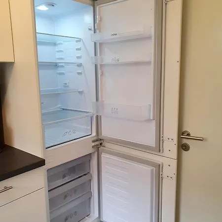 Gemuetliche Erdgeschoss-wohnung Mit Sonnenterrasse, 2x Smart Tv, Wlan Und Parkplatz Apartman *