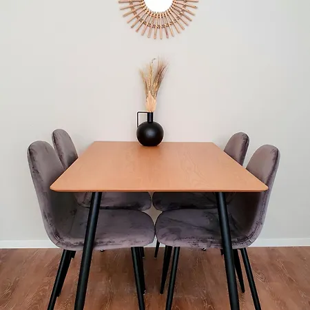 Gemuetliche Erdgeschoss-wohnung Mit Sonnenterrasse, 2x Smart Tv, Wlan Und Parkplatz Apartman *