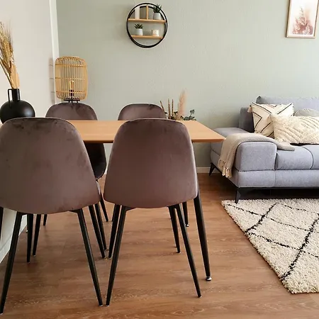 Gemuetliche Erdgeschoss-wohnung Mit Sonnenterrasse, 2x Smart Tv, Wlan Und Parkplatz Apartamento